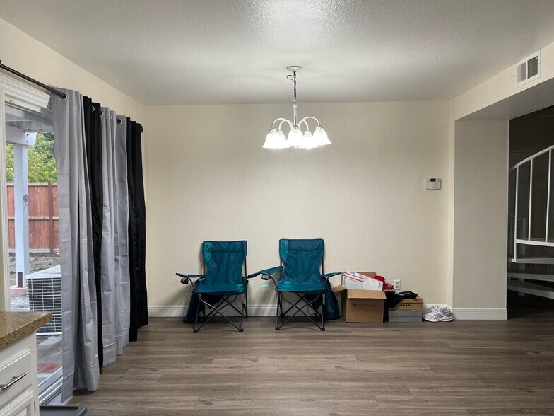 Building Photo - 717 Periwinkle Ln