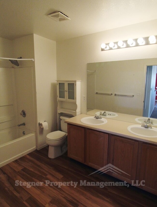 Building Photo - Wonderful Condo w/Garage