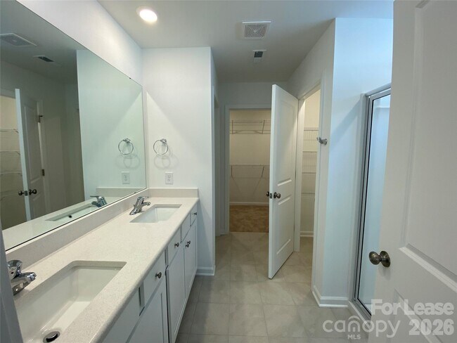 Building Photo - 14057 Lake Home Ln