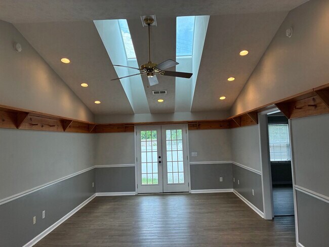 Building Photo - 9565 Sullivan Dr