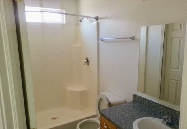 Building Photo - 4 BR HOME in Hurricane