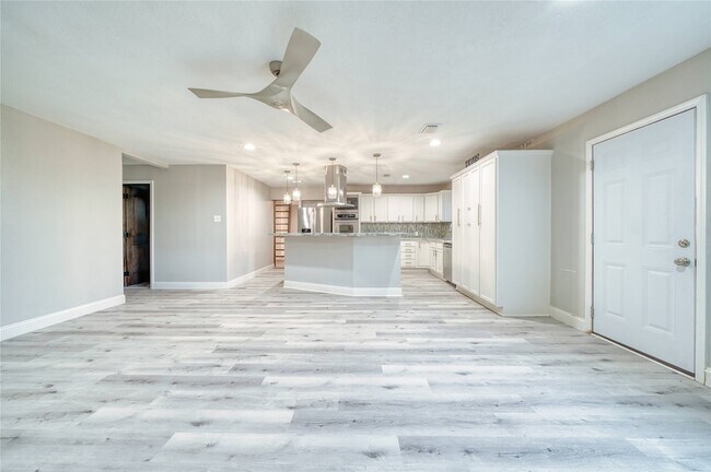Building Photo - 4406 Mallard Dr