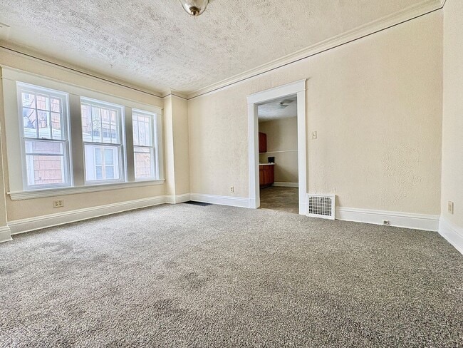 Building Photo - 1318 Lincoln Way East