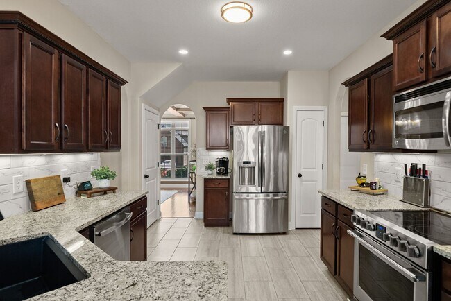 Building Photo - Pet Friendly Four Bedroom with Bonus!