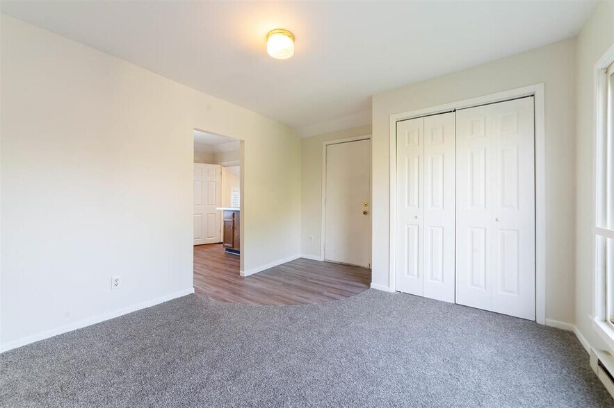 Building Photo - 325 E 8th St