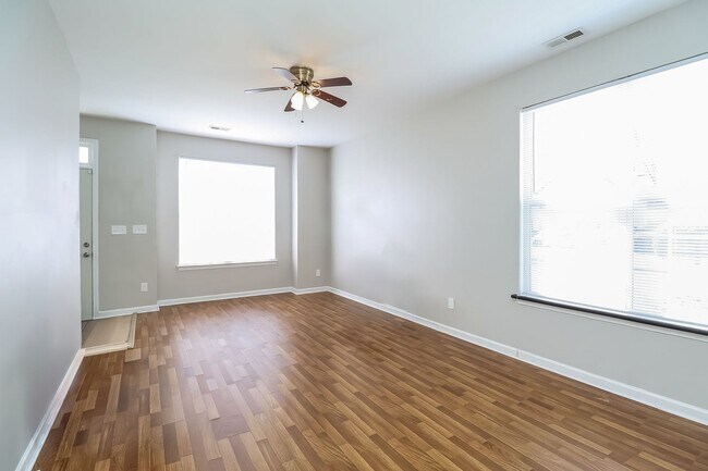 Building Photo - Two Bedroom 2.5 Bathroom Townhouse Available!