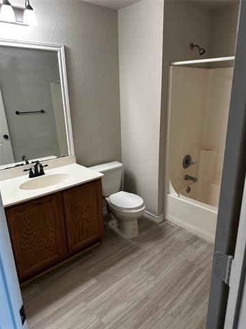 Building Photo - 2512 Clubhouse Dr