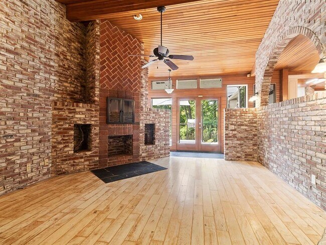 Building Photo - 1113 E Walnut St