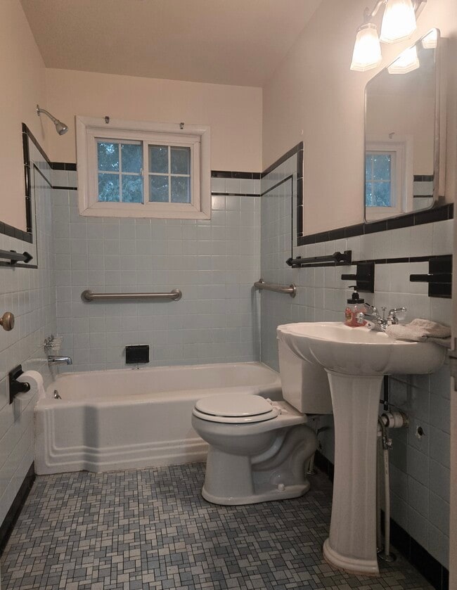 Building Photo - 107 Wayside Dr