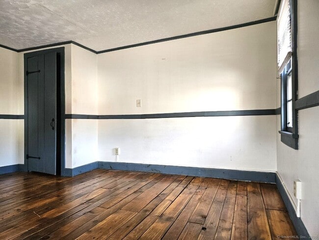 Building Photo - 703 Main St