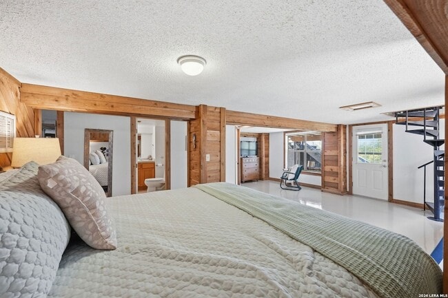 Building Photo - 2681 Lakeview Dr