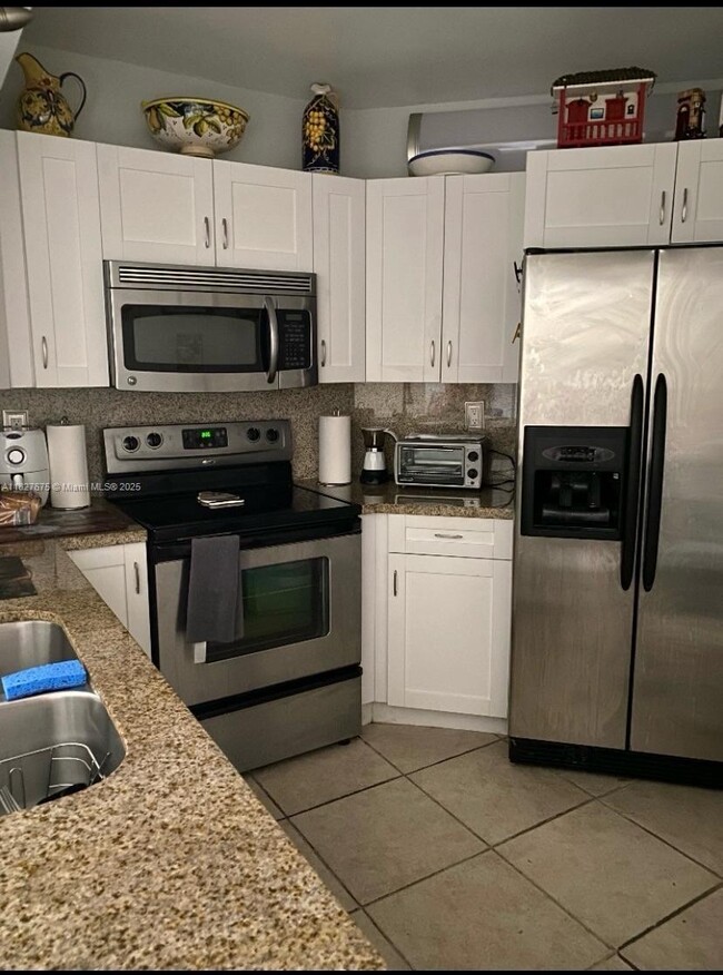 Building Photo - 9725 Fontainebleau Blvd