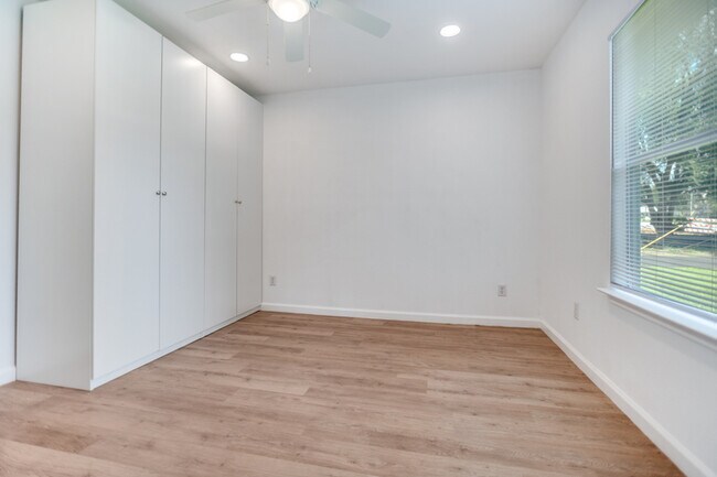 Building Photo - 905 W Abram St