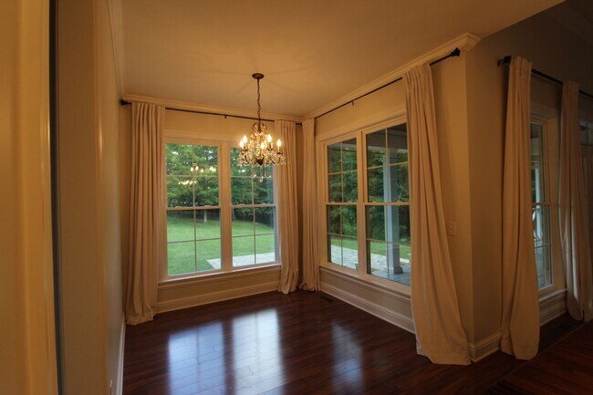 Building Photo - 3 Bedroom 3 Bath House in Beautiful, Quiet Setting