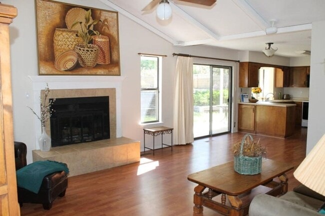 Building Photo - Foothills 3/BD 2/BA 2/CG