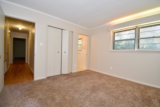 Building Photo - 3 Bedroom with Fenced in Backyard and Shop!