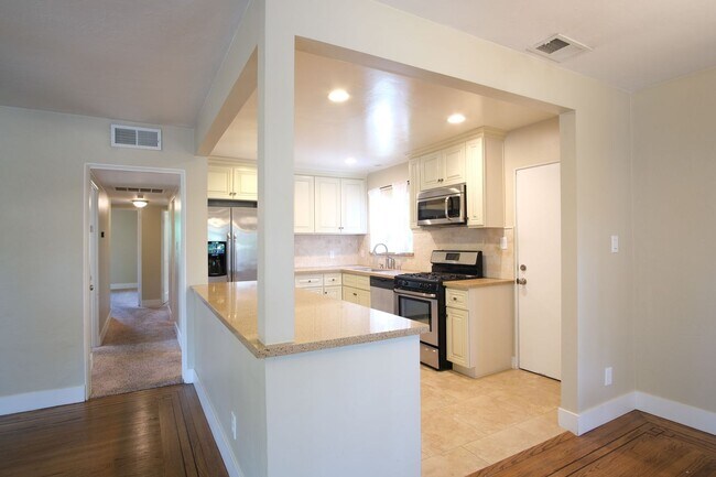 Building Photo - Charming 3-bedroom, 1-bathroom in Sacramento.