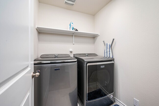 Building Photo - 22607 Green Jacket