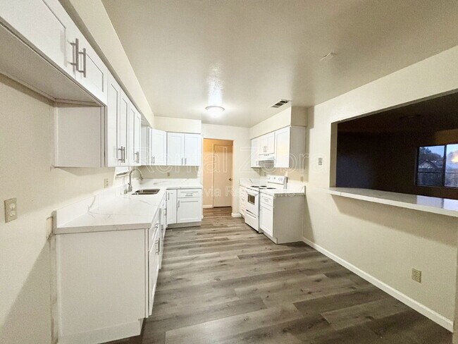 Building Photo - 3290 Cheyenne Dr