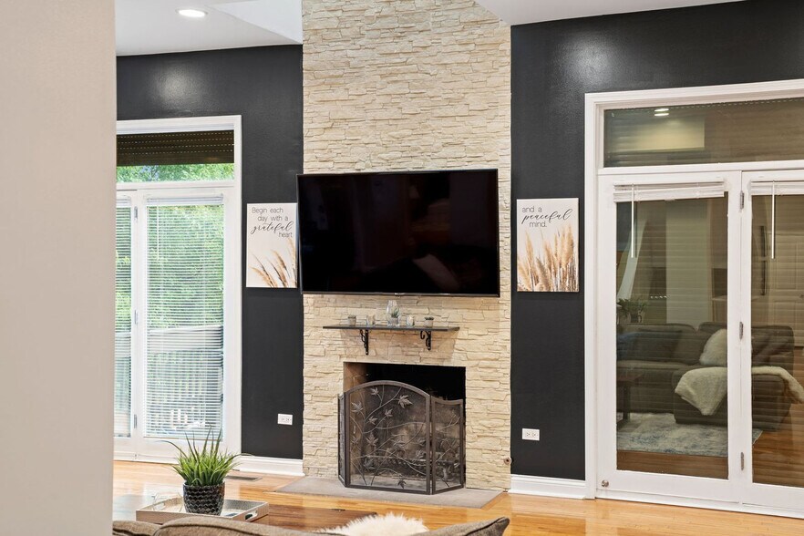 Building Photo - 2630 S Throop St