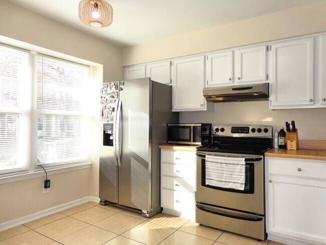 Building Photo - Lynnhaven Shores