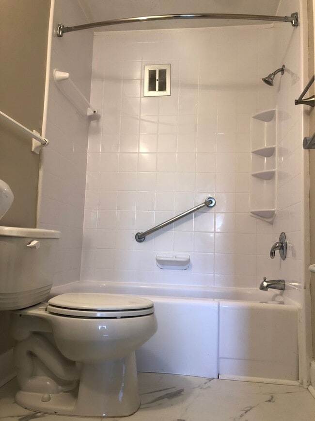 Building Photo - Walk to Vandy and Hillsboro Village, 1 Bed/1 Bath at the Villager West, Top Floor and Newly Renov...