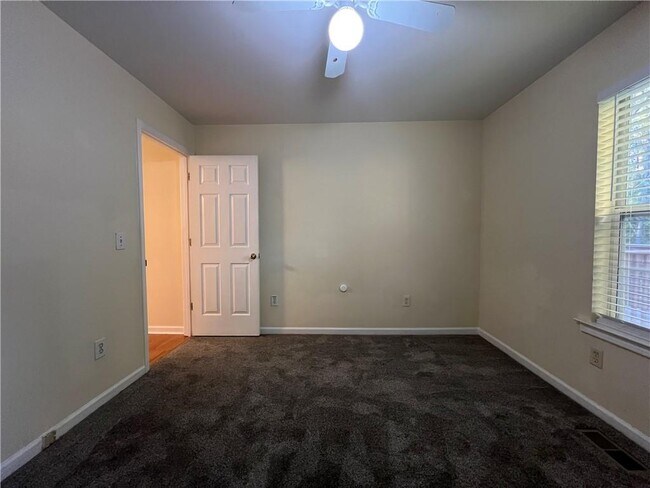 Building Photo - 2705 Waymar Dr SW