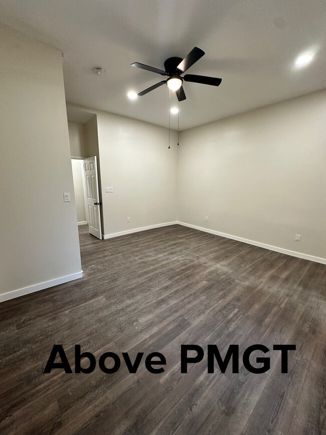 Building Photo - Spacious 4 bedroom & 4 Bathroom House righ...