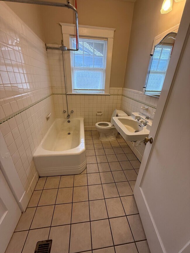 Building Photo - Spacious Midtown Gem – 4BR Home with Guest House Near Rhodes College!