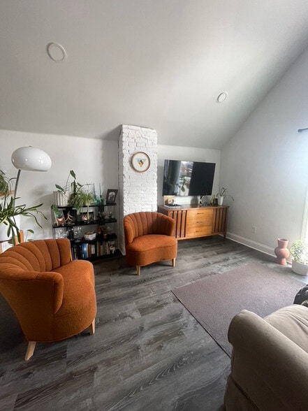 Living Room (Previous Tenant) - 1354 W 65th St