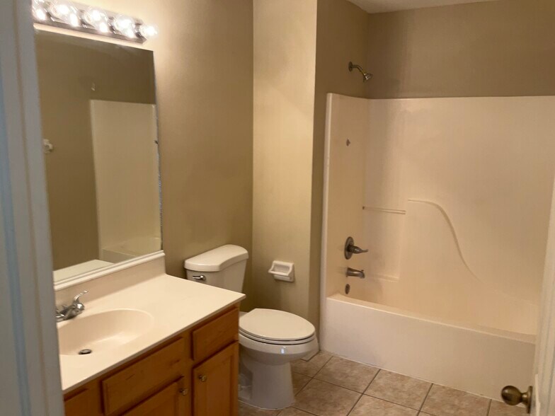 Building Photo - 2804 Spring Meadow Dr