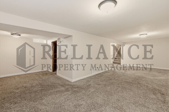 Building Photo - 2017 S Grn Acrs St