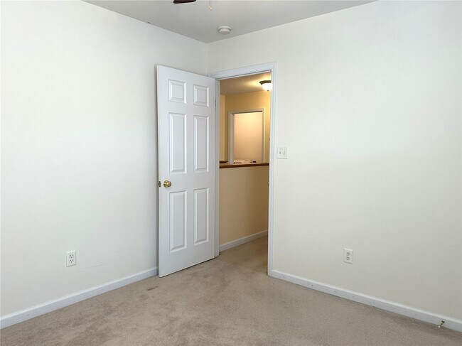 Building Photo - 207 Shady Rock Ln