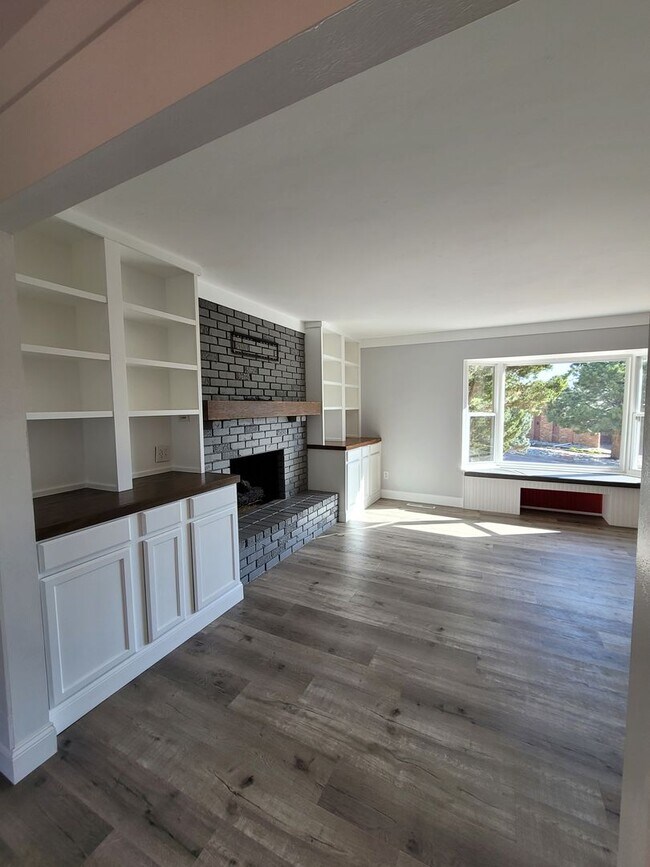 Building Photo - Gorgeous 4 Bedroom Home for Rent on Buckho...