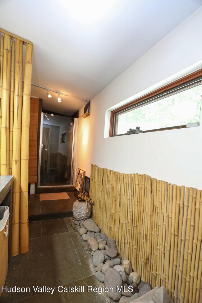 Building Photo - 10 Fitzsimmons Ln