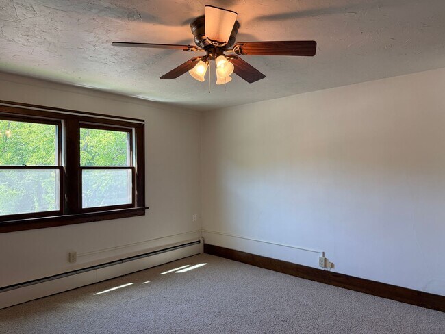 Building Photo - 5- Bedroom House for Rent in Chaseburg