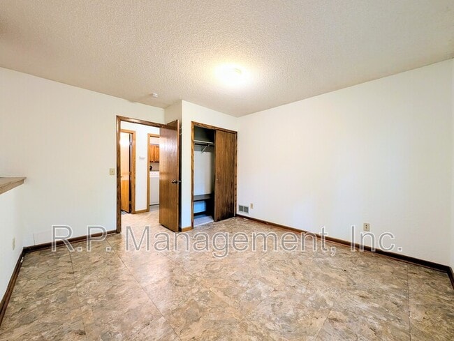 Building Photo - 850 9th Ave NW