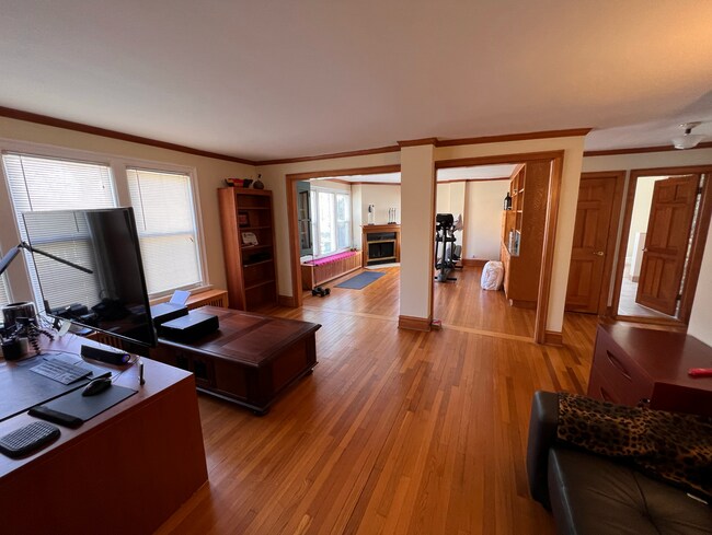 Building Photo - Move In June 1st 2026! 2 Bedroom 2 bath - Pet's OK - Wilmette