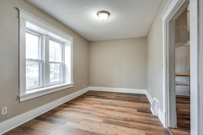 Building Photo - Spacious 3 Bedroom Akron Home