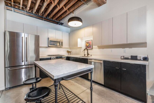 Building Photo - 527 Molino St