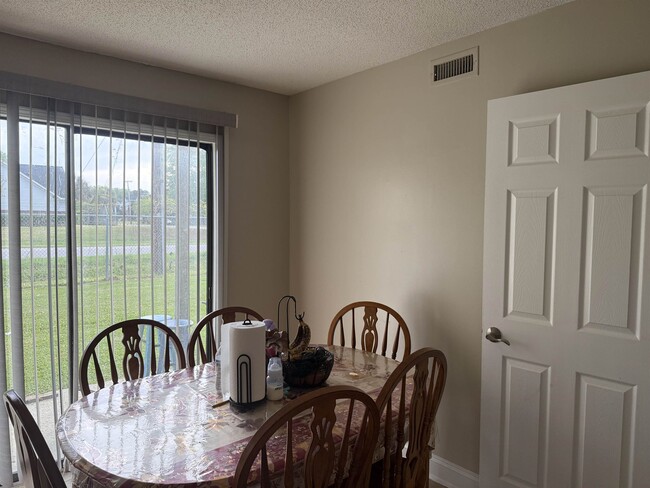 Building Photo - 2000 Greens Blvd