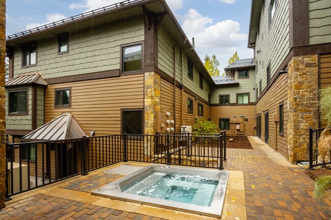 Building Photo - 650 S Monarch St