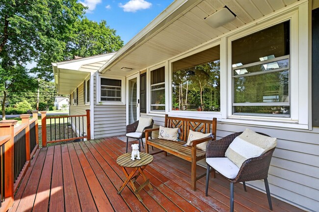 Building Photo - Spacious 4 BR/2BA home corner-lot in Warwi...