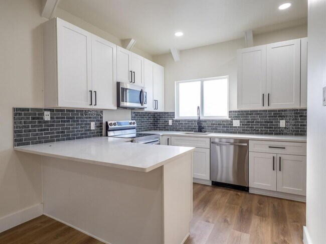 Building Photo - 210 Mockingbird Ln W