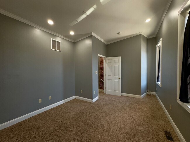 Building Photo - Charming 2Bed/2.5Bath in Washington Vilage - Extra Space in the Basement