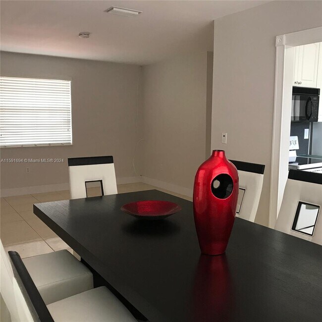 Building Photo - 216 SW 7th St