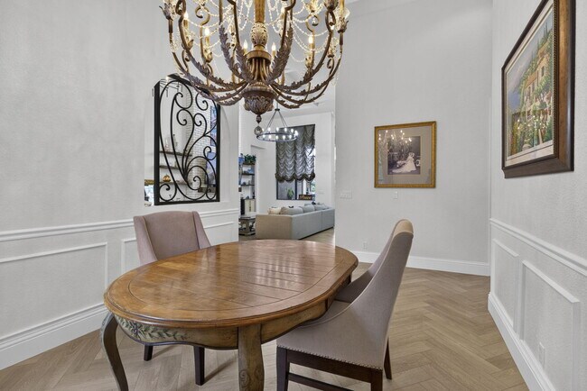 Building Photo - 10336 Trianon Pl