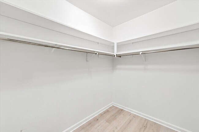 Building Photo - 893 Cliffs Dr