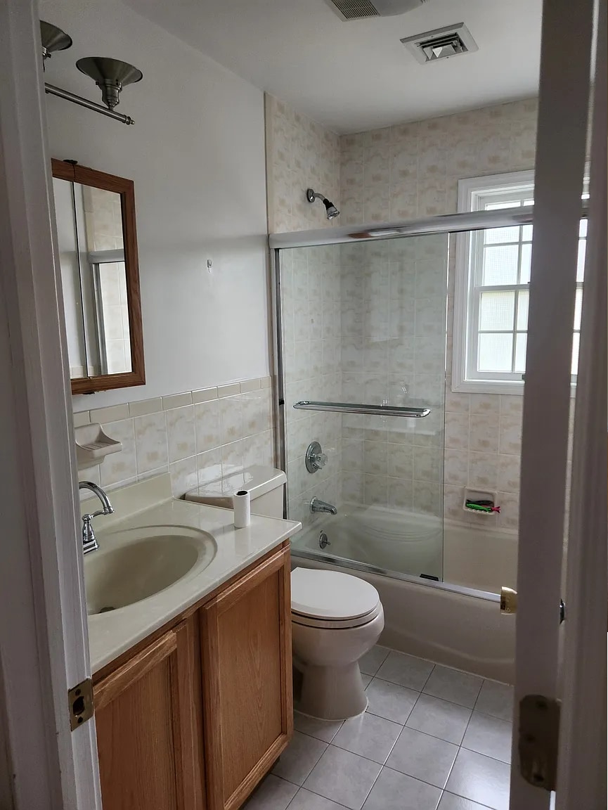 Hall Bathroom - 53 Prince St