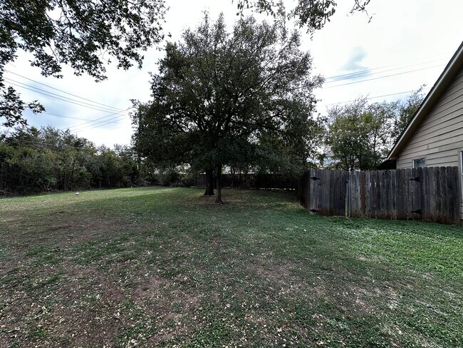 Additional yard - 2906 Whisper Oaks Ln